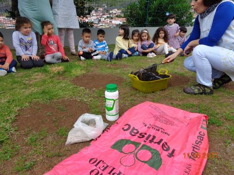 A educadora explica a diferença entre os fertilizantes industriais tóxicos e os fertilizantes naturais. Ajuda as crianças a diferenciá-los e a reconhecer aqueles que devemos utilizar.